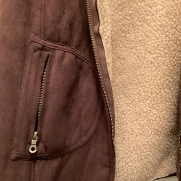 Xl brown suede like with Sherpa like interior zip up vest - Picture 3 of 6